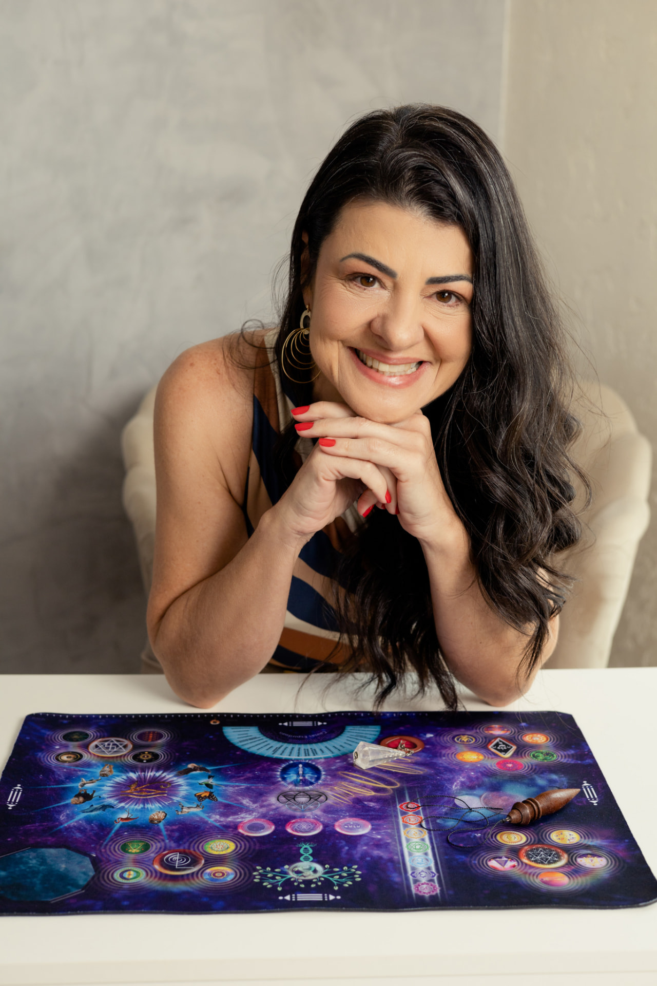 Retrato de Andrea Francomano com a Mesa Radiônica Acessus